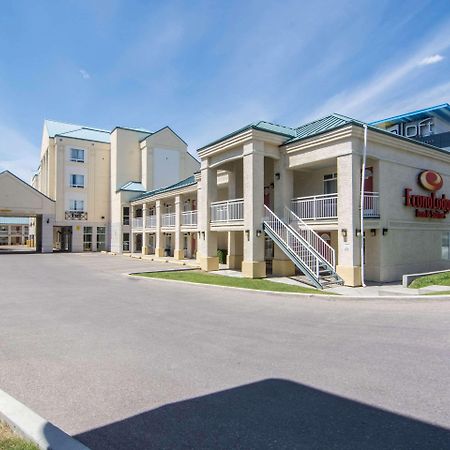 Econo Lodge Inn & Suites University YYC Екстериор снимка