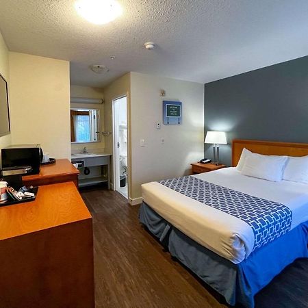 Econo Lodge Inn & Suites University YYC Екстериор снимка