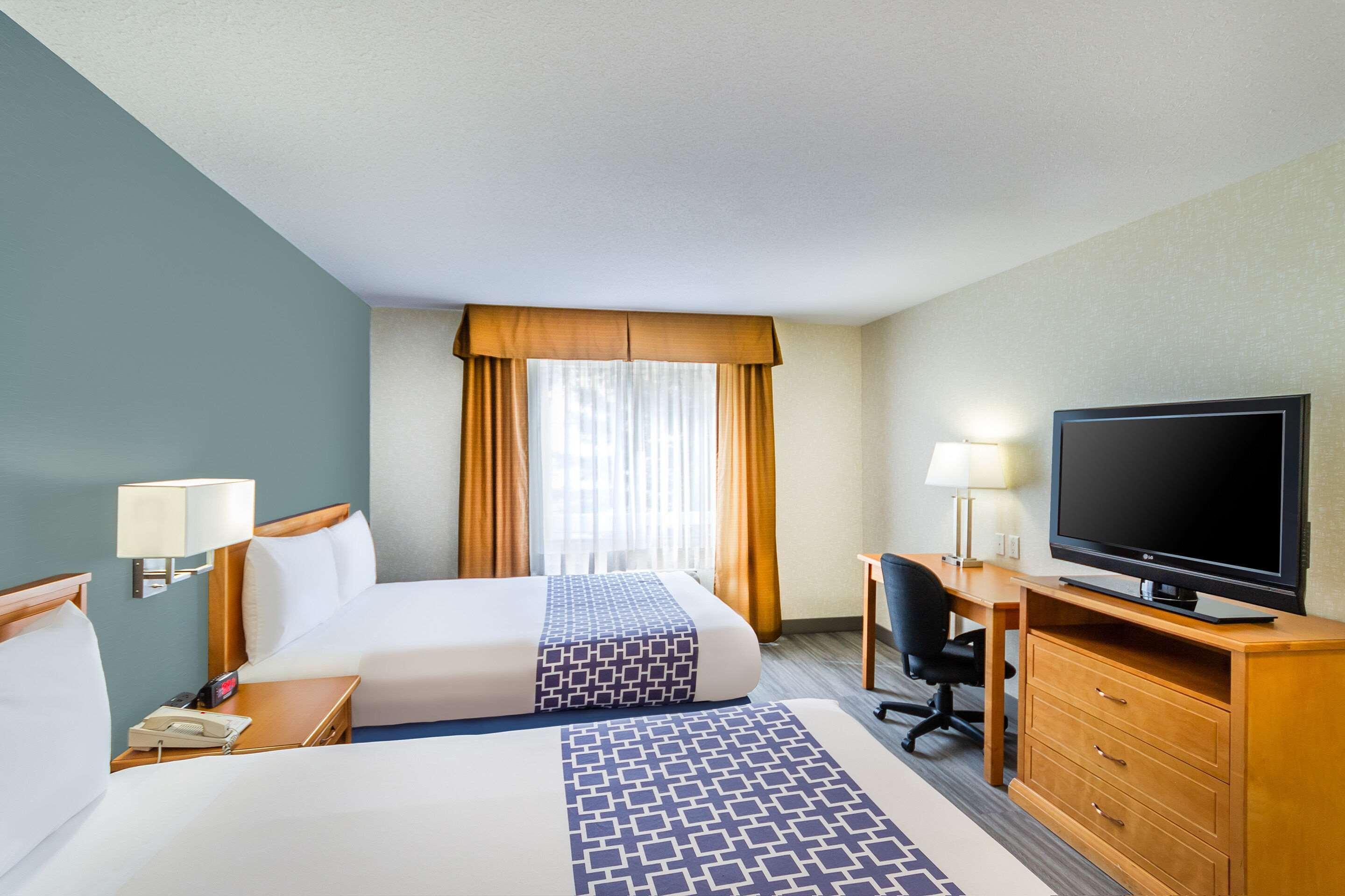 Econo Lodge Inn & Suites University YYC Екстериор снимка