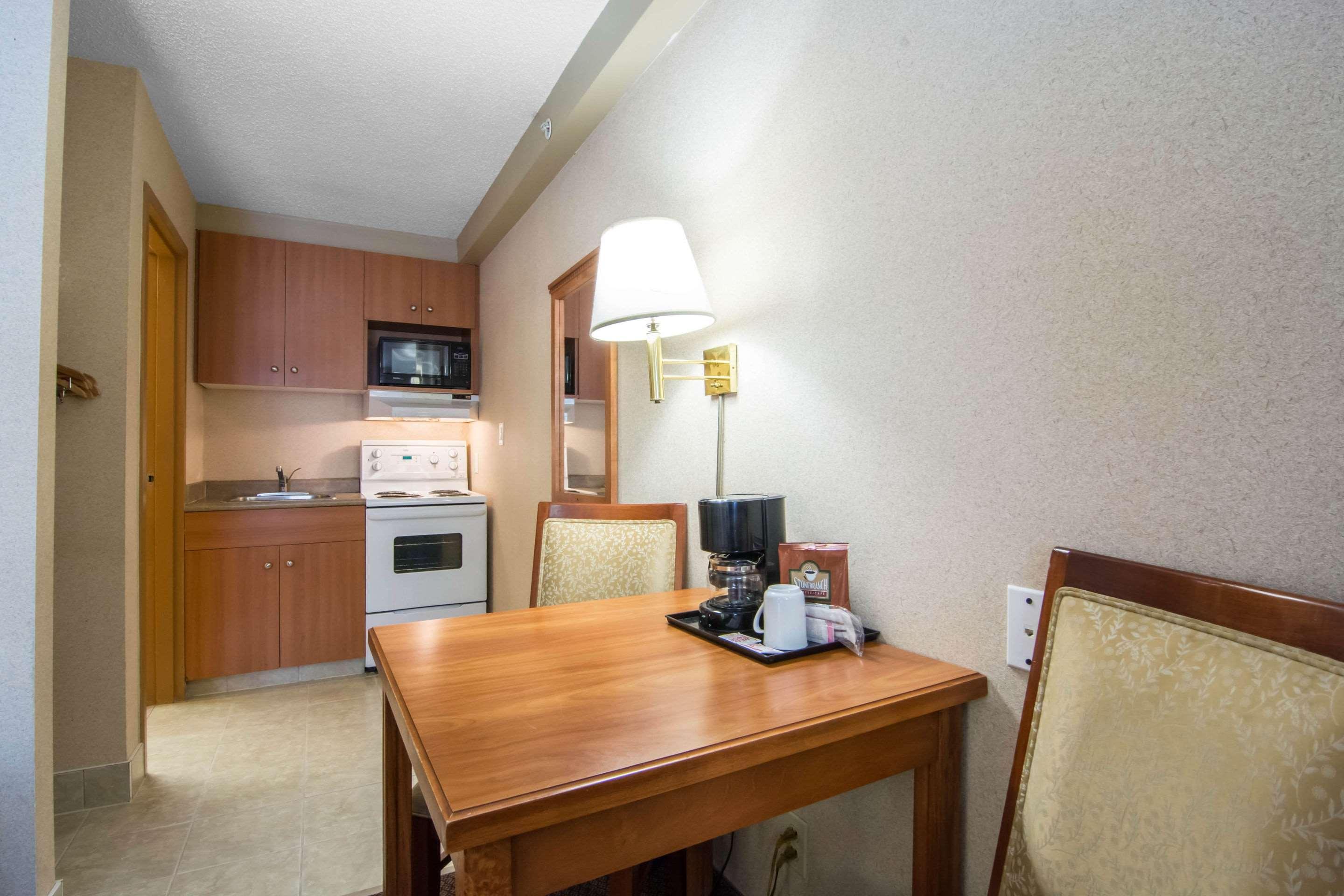 Econo Lodge Inn & Suites University YYC Екстериор снимка