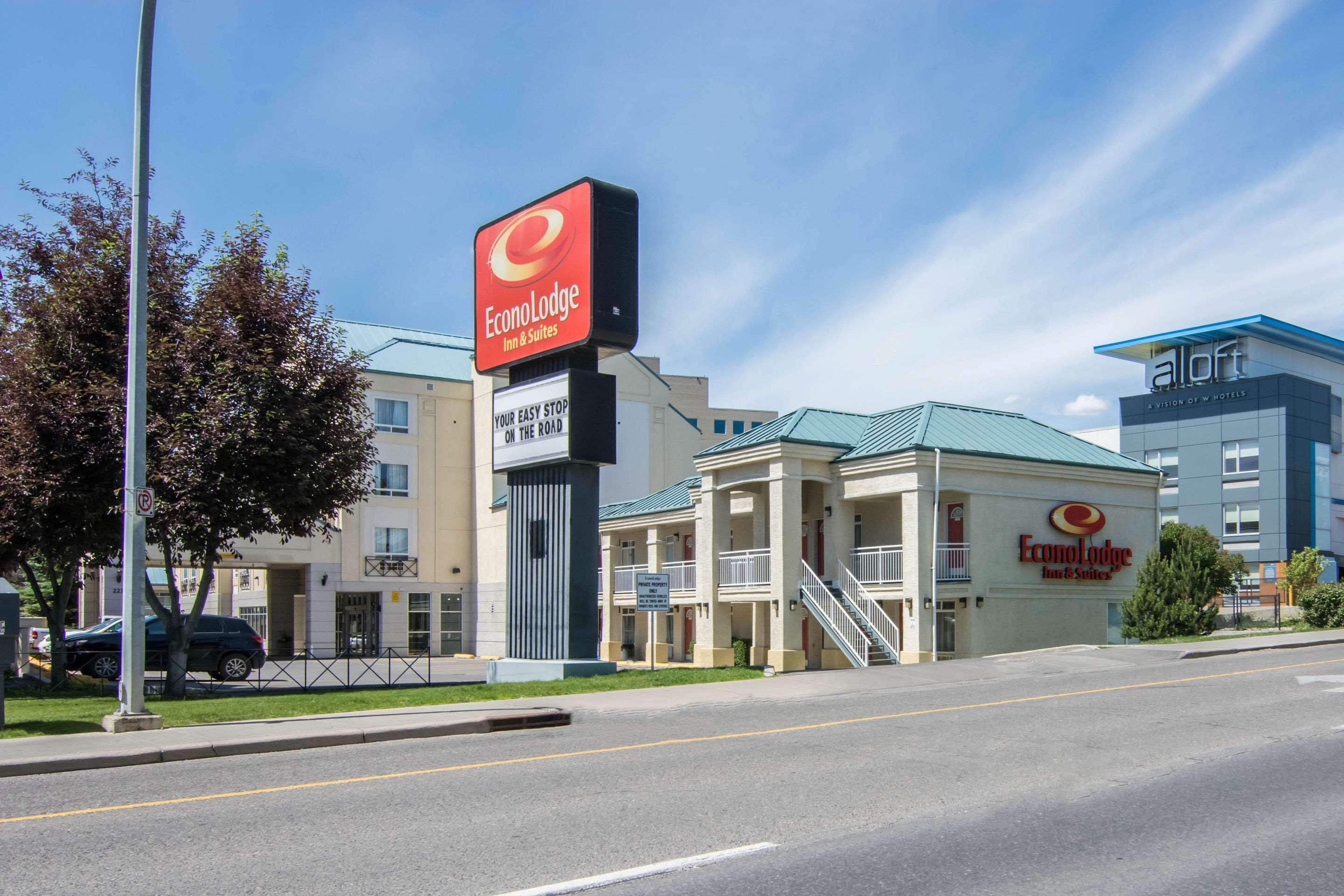 Econo Lodge Inn & Suites University YYC Екстериор снимка