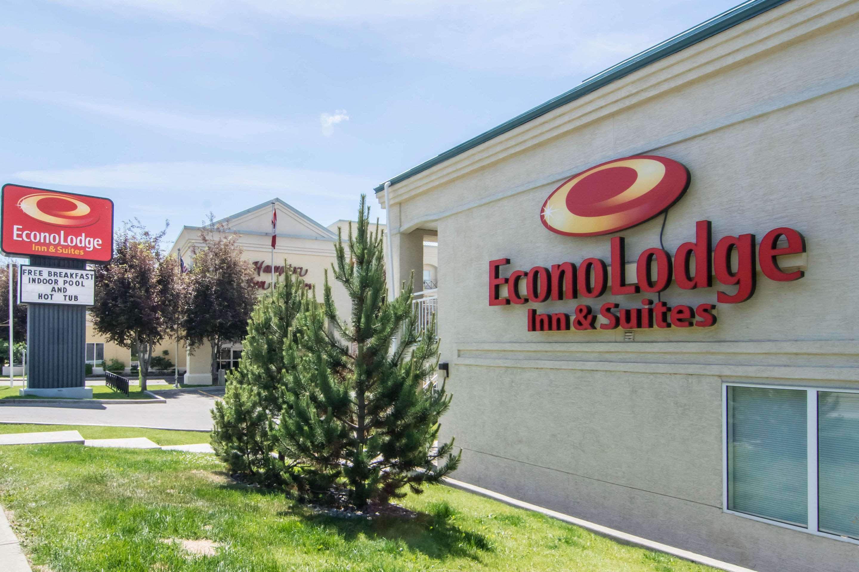 Econo Lodge Inn & Suites University YYC Екстериор снимка