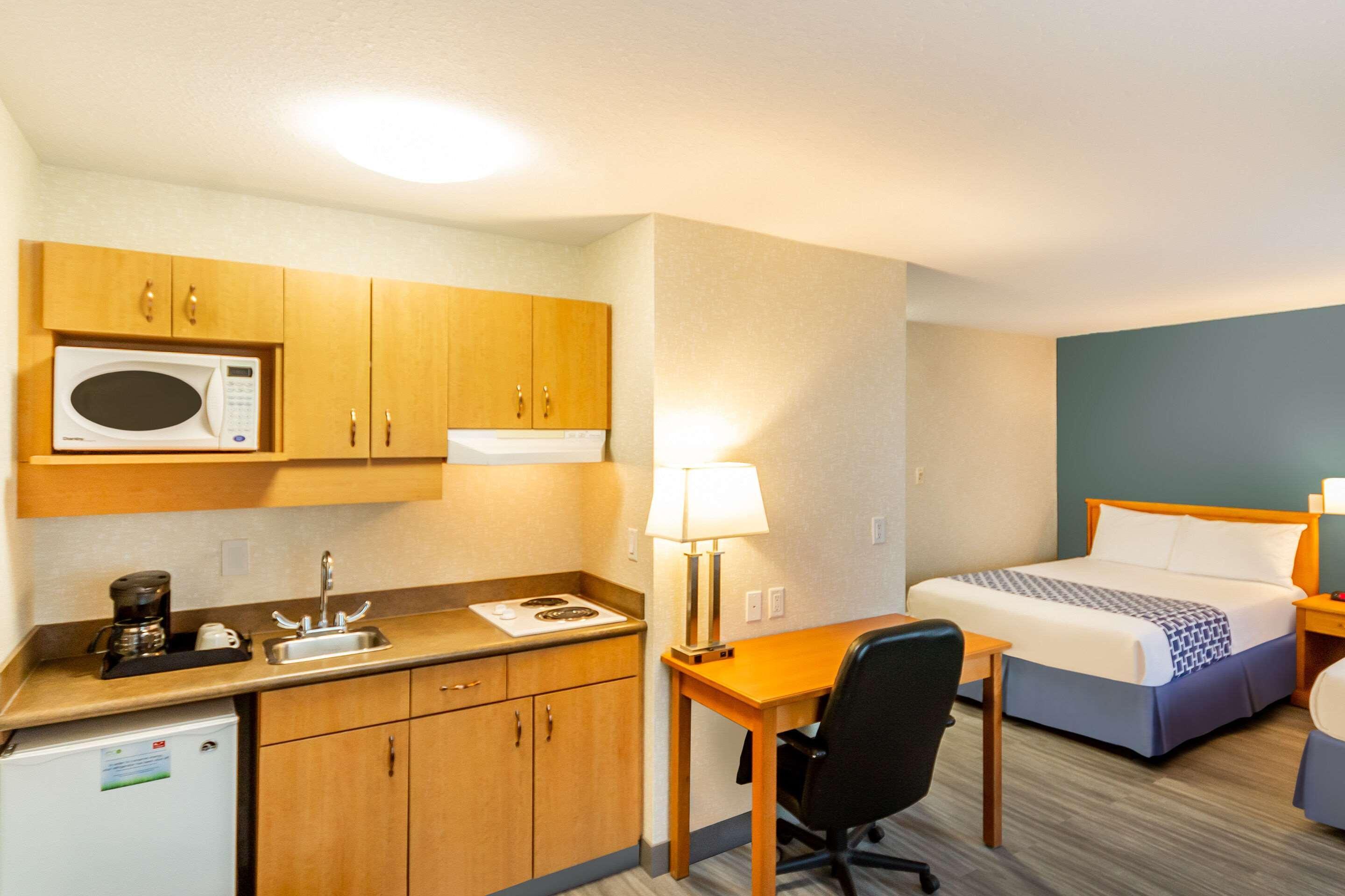 Econo Lodge Inn & Suites University YYC Екстериор снимка