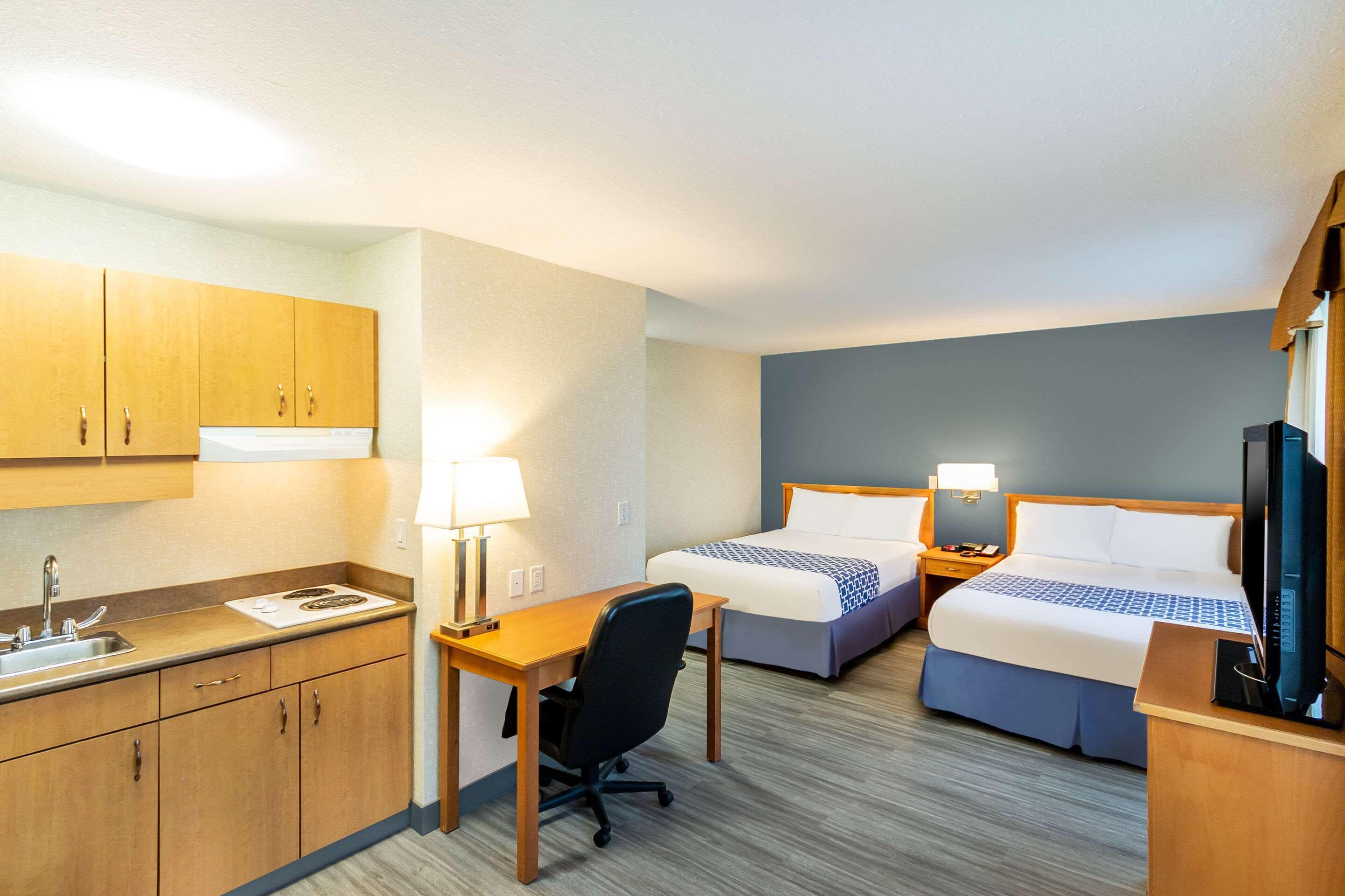 Econo Lodge Inn & Suites University YYC Екстериор снимка