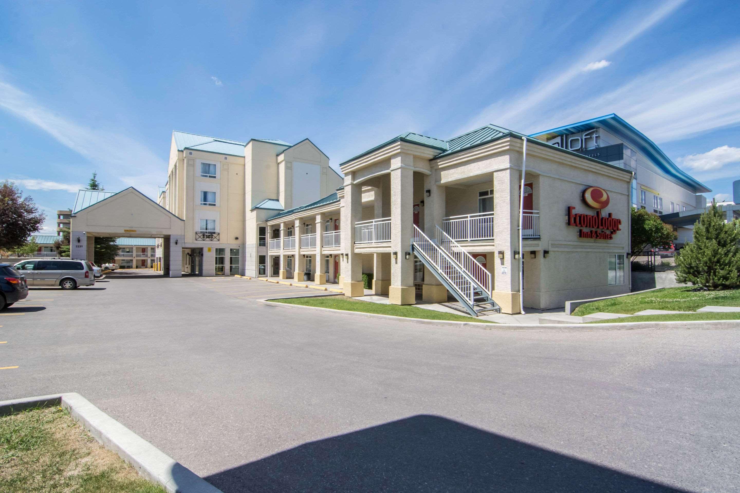 Econo Lodge Inn & Suites University YYC Екстериор снимка