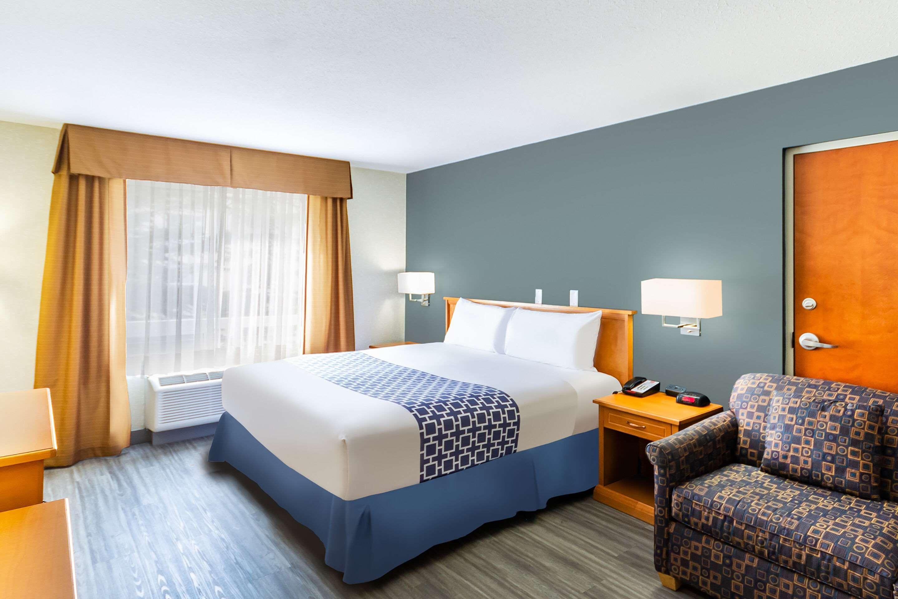 Econo Lodge Inn & Suites University YYC Екстериор снимка