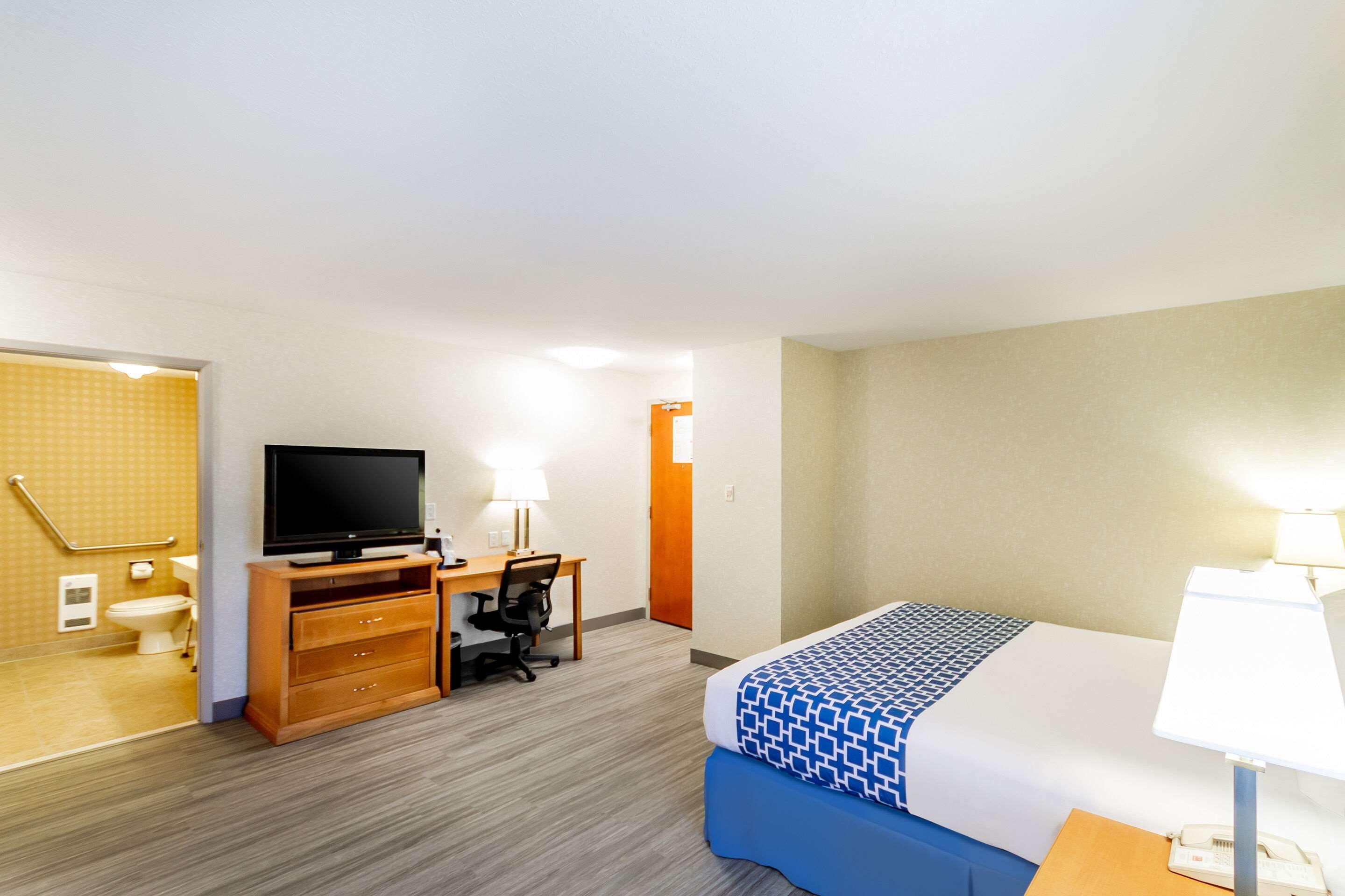 Econo Lodge Inn & Suites University YYC Екстериор снимка