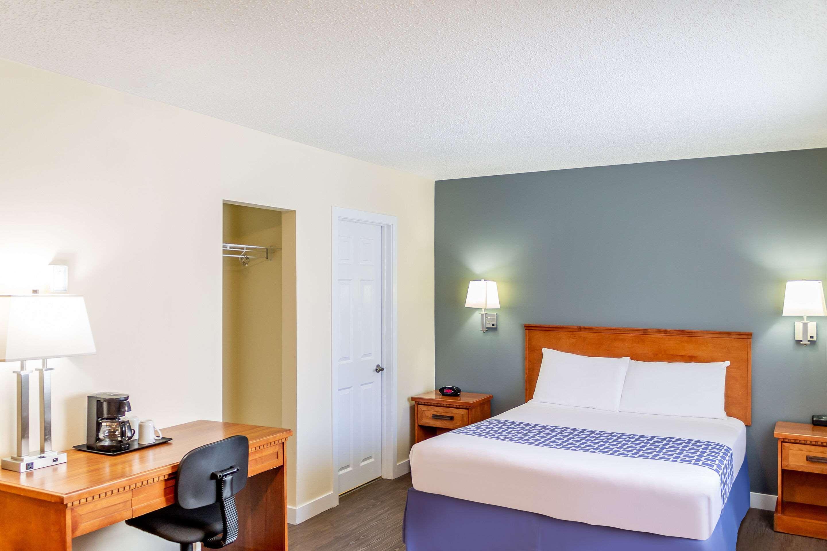 Econo Lodge Inn & Suites University YYC Екстериор снимка