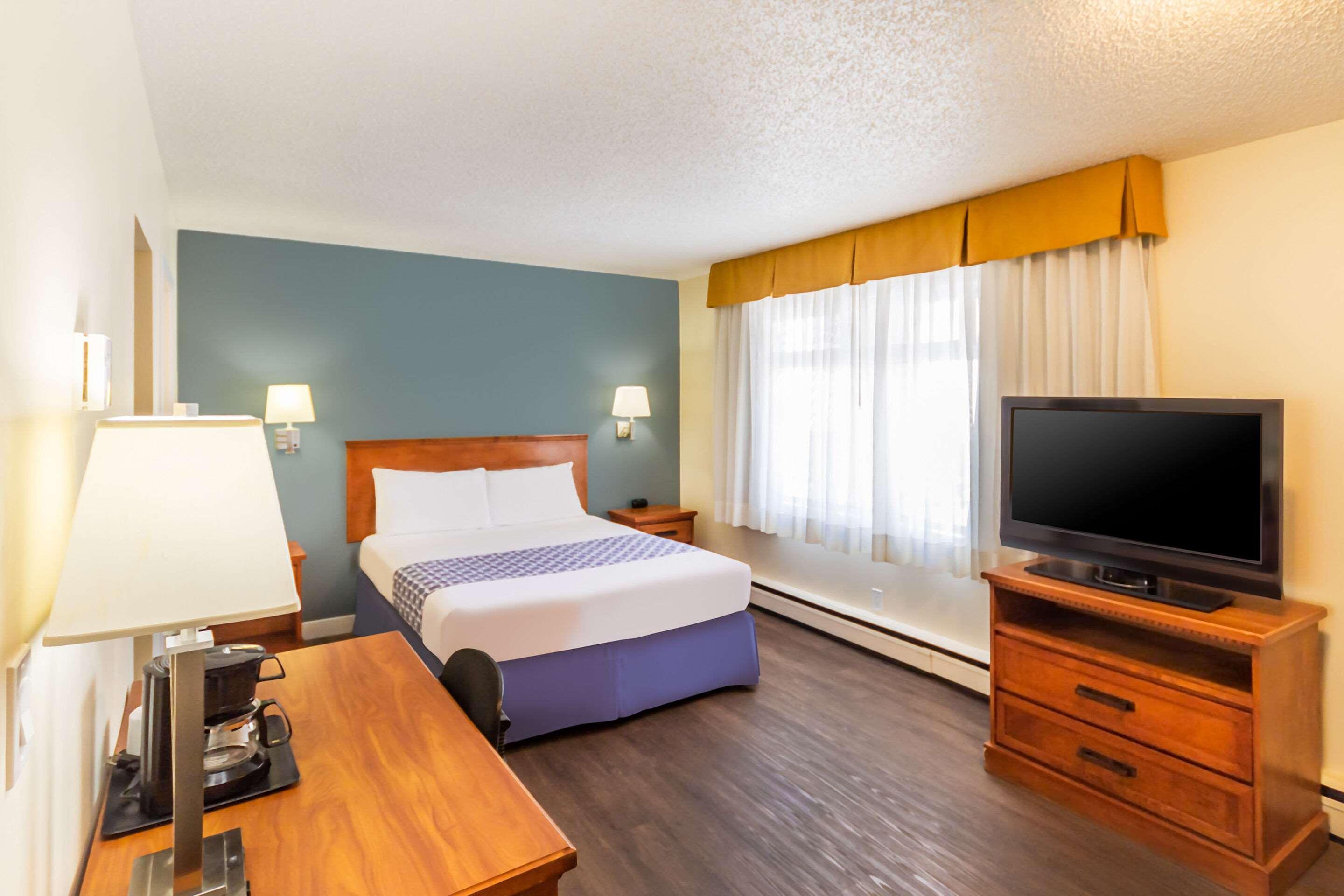 Econo Lodge Inn & Suites University YYC Екстериор снимка