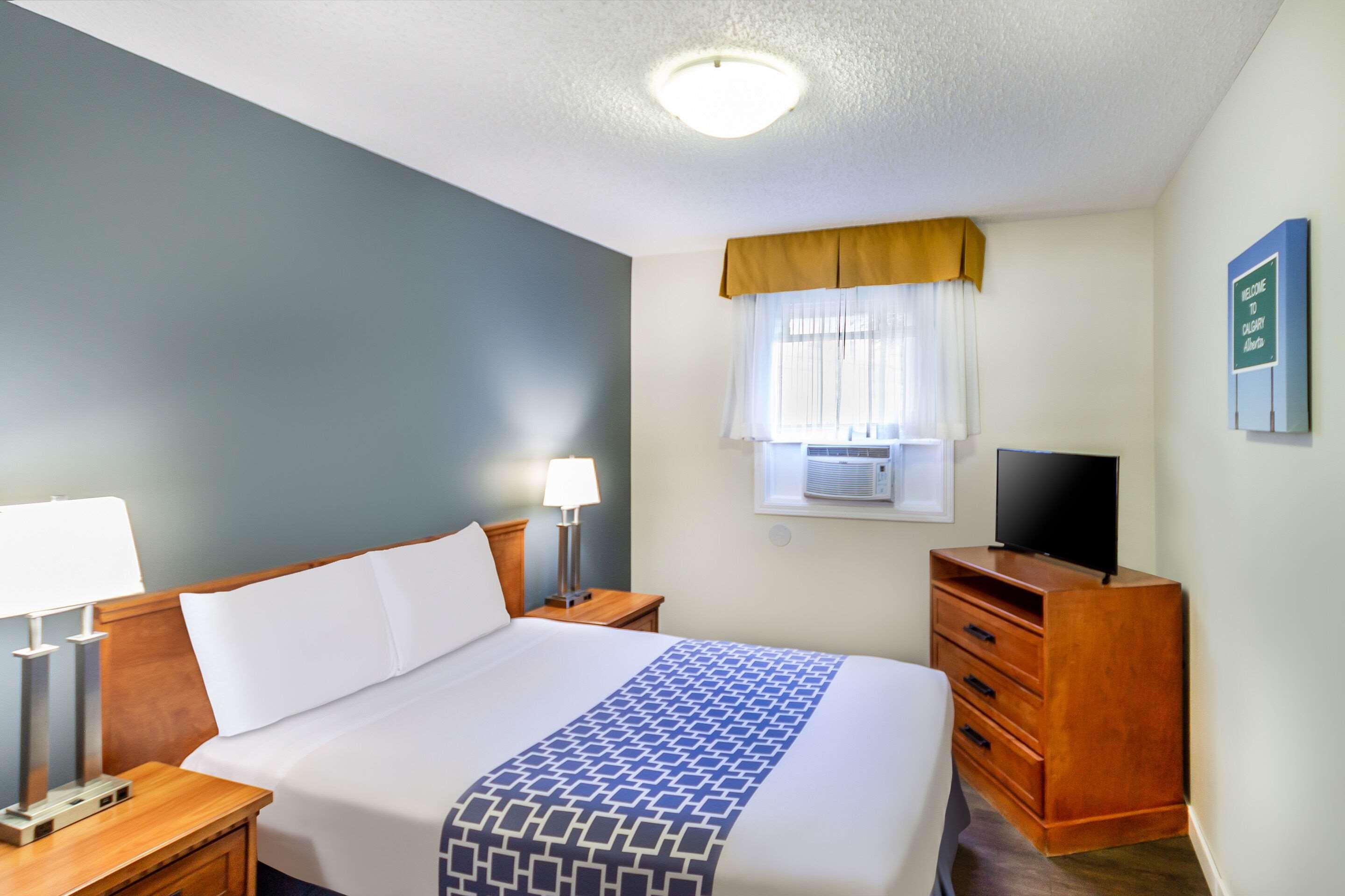 Econo Lodge Inn & Suites University YYC Екстериор снимка