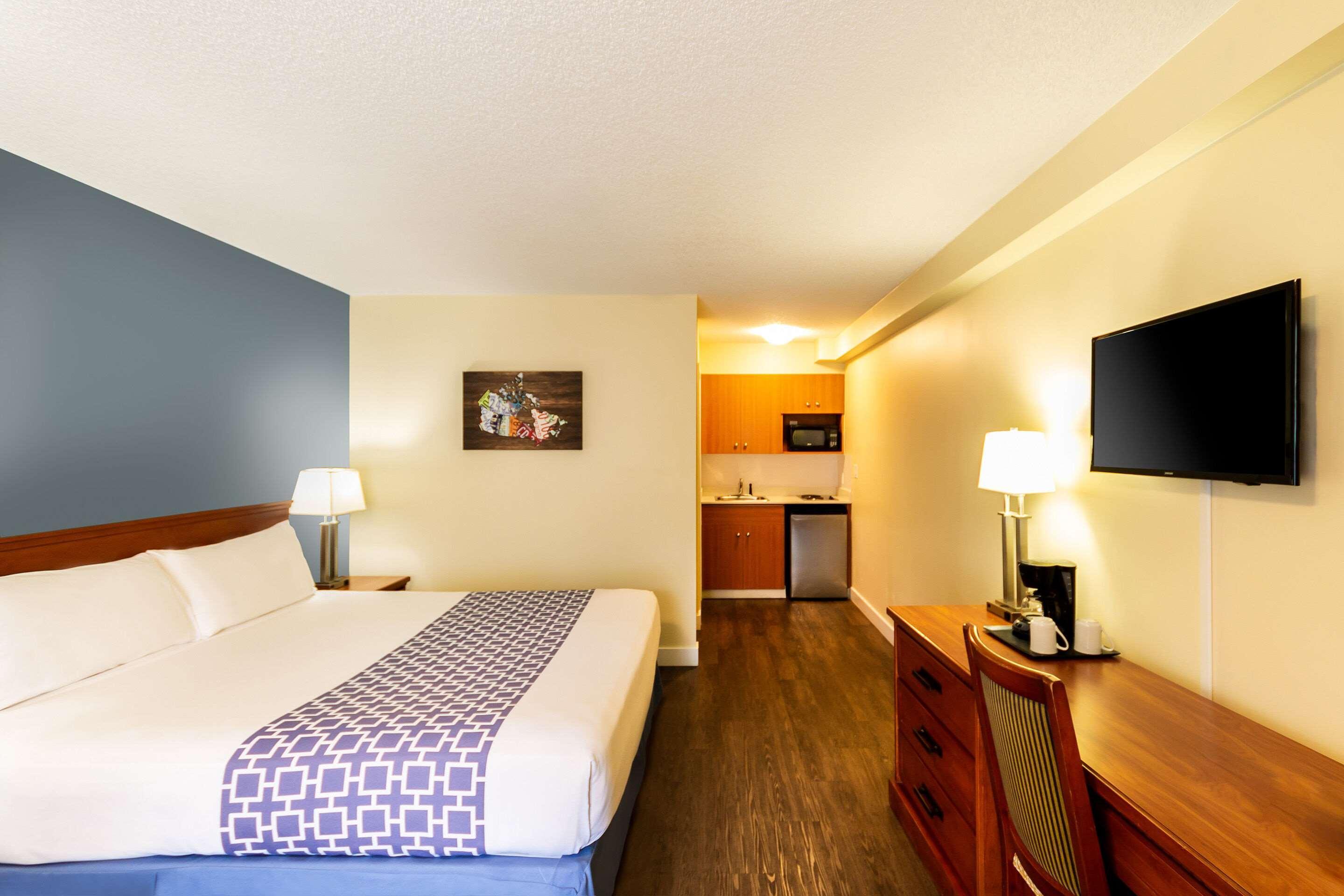 Econo Lodge Inn & Suites University YYC Екстериор снимка