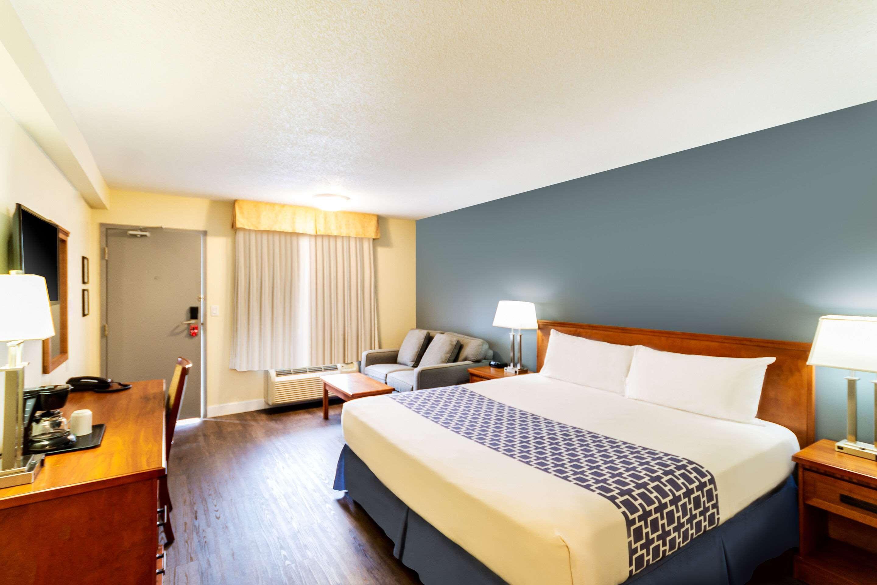 Econo Lodge Inn & Suites University YYC Екстериор снимка