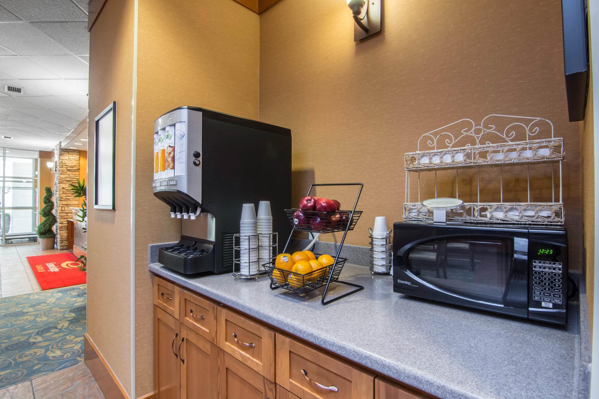 Econo Lodge Inn & Suites University YYC Екстериор снимка