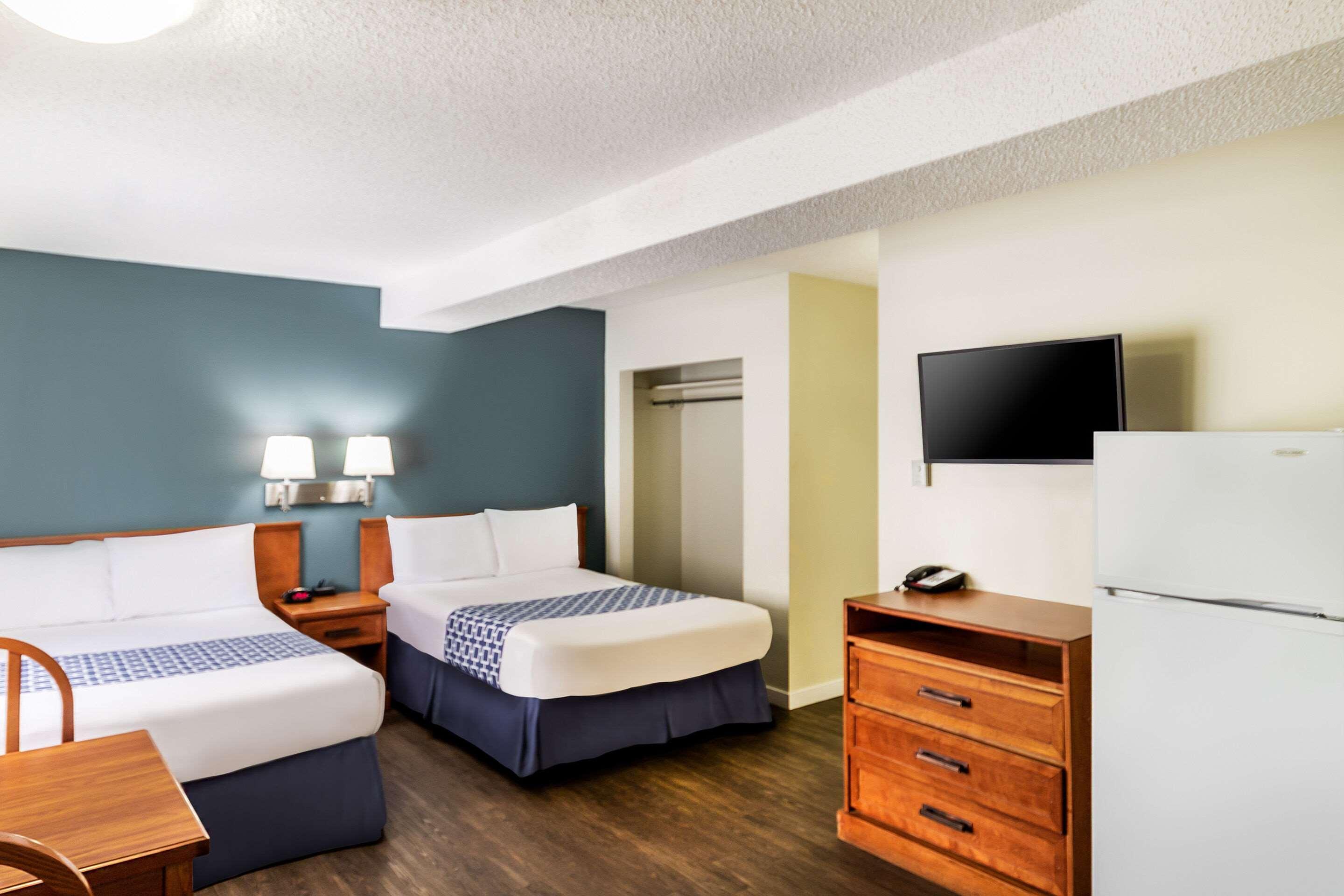 Econo Lodge Inn & Suites University YYC Екстериор снимка