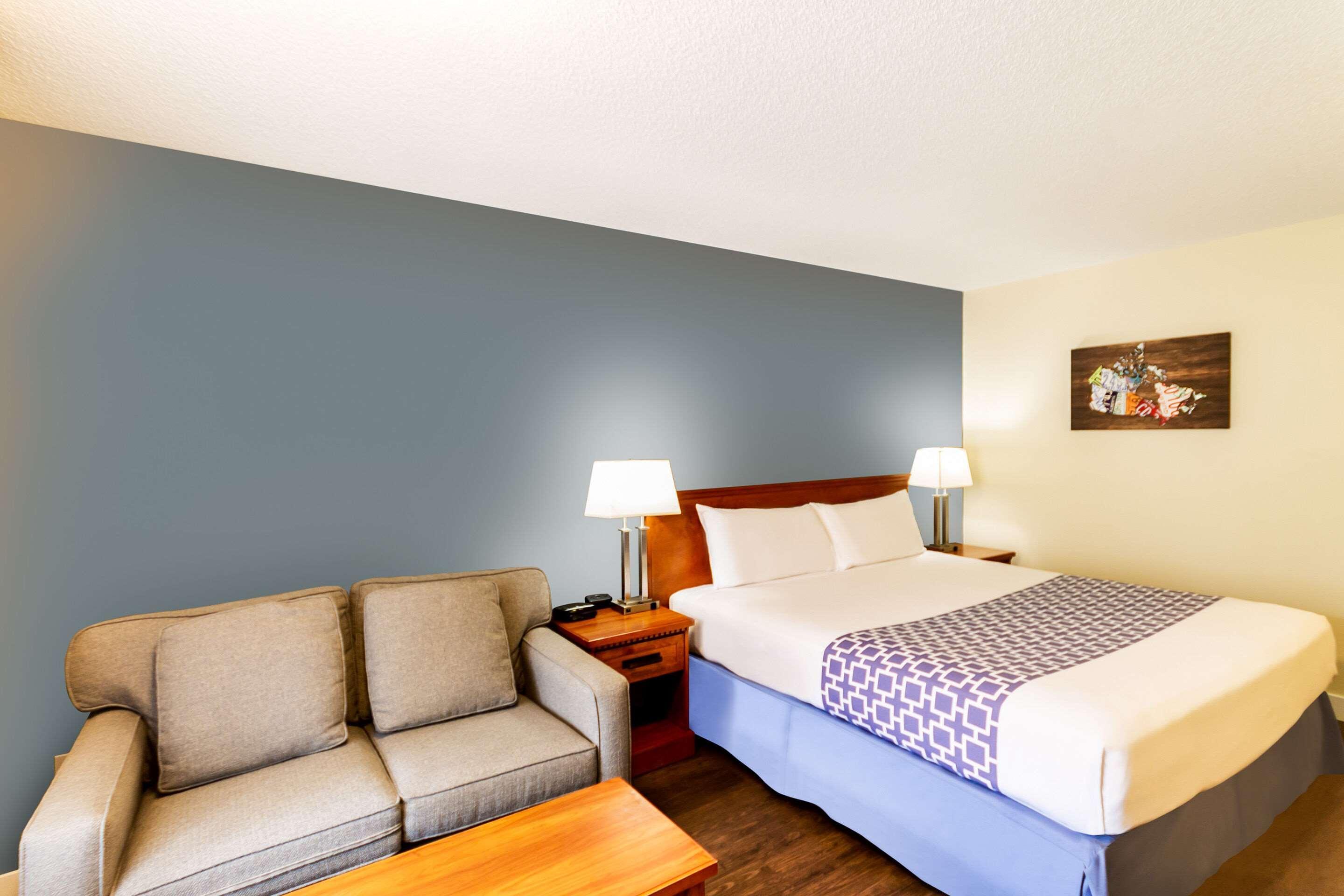 Econo Lodge Inn & Suites University YYC Екстериор снимка