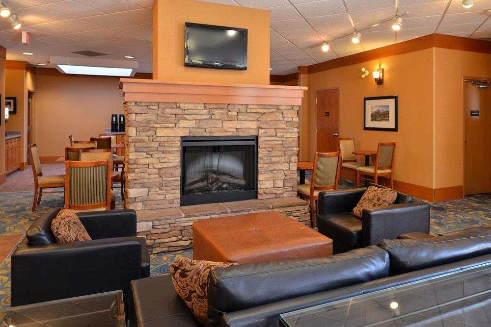 Econo Lodge Inn & Suites University YYC Екстериор снимка