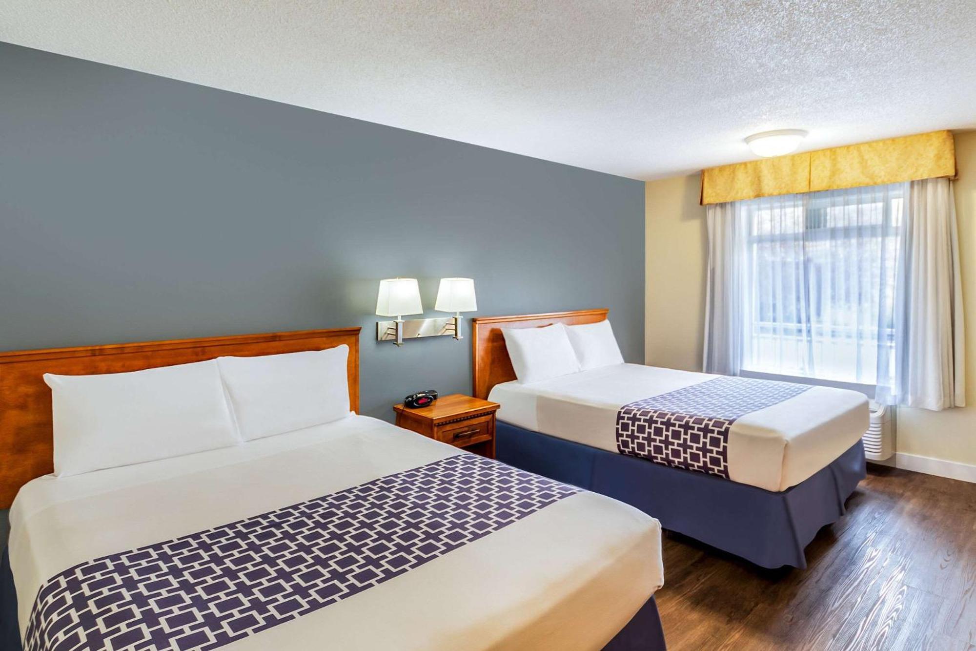 Econo Lodge Inn & Suites University YYC Екстериор снимка