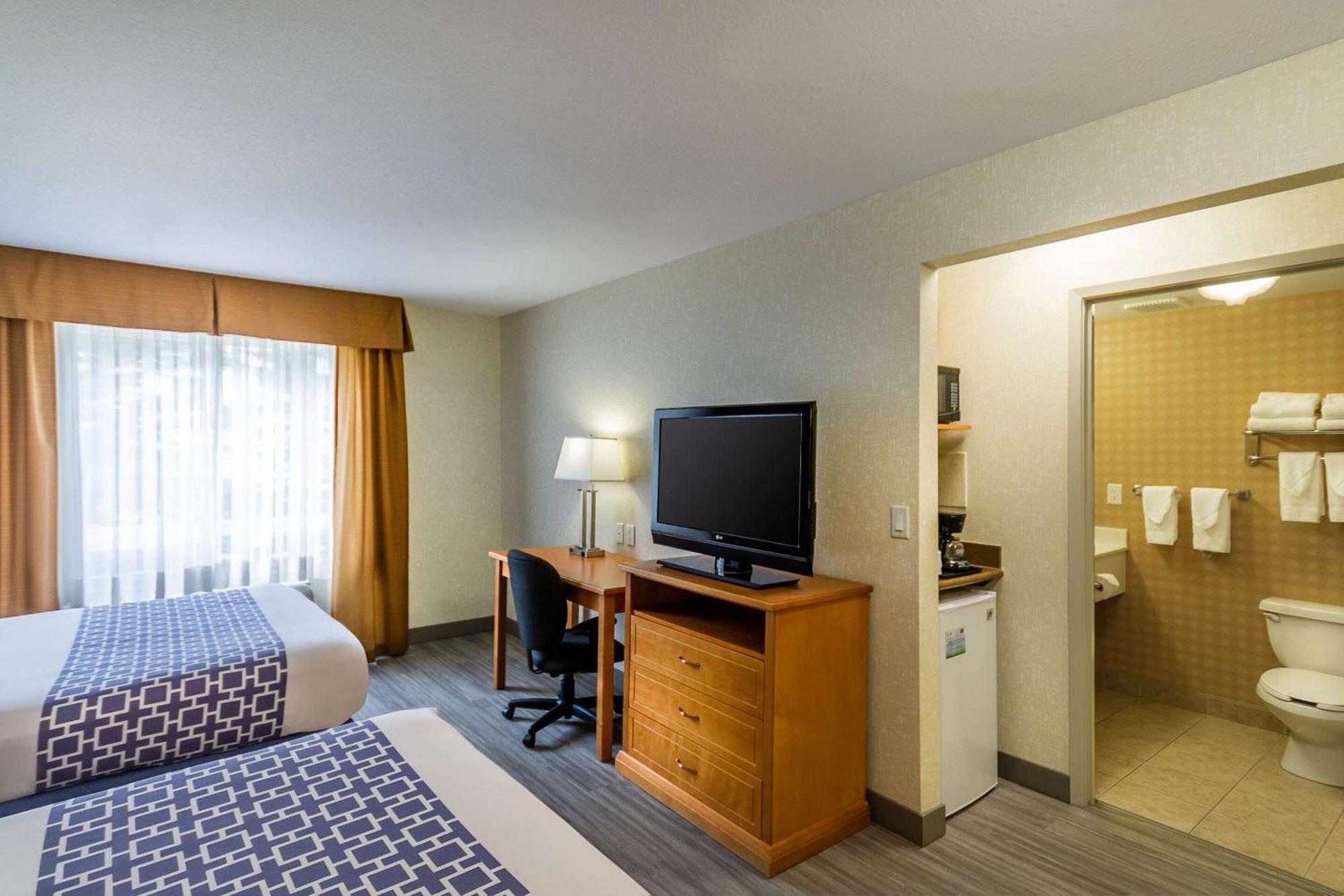 Econo Lodge Inn & Suites University YYC Екстериор снимка